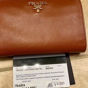 Authentic Beautiful Prada short wallet FREE SHIPPING😊